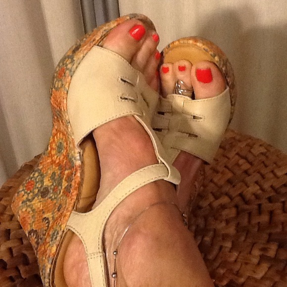 Born Rebecka Cream, Floral print wedge heels. - Picture 4 of 9